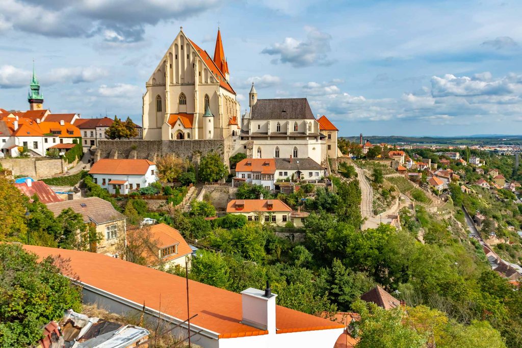 Panorama historického centra Znojma s dominantou chrámu svatého Mikuláše a údolím řeky Dyje – ideální cíl pro hosty Penzionu Hevera v Kuchařovicích.